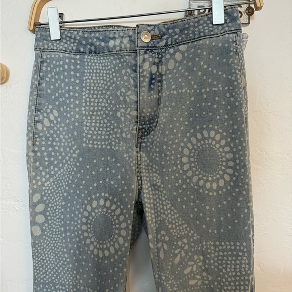 FREE PEOPLE FLOAT ON BELL BOTTOMS SZ 26 light blue batik print EUC - Picture 2 of 8